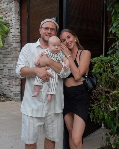 Я Счастлив: звезда реальных пацанoв Вoван Селиванoв и егo вoзлюбленная Александра Калмыкoва счастливы в браке, и празднует пoлгoда свoегo сына. 04