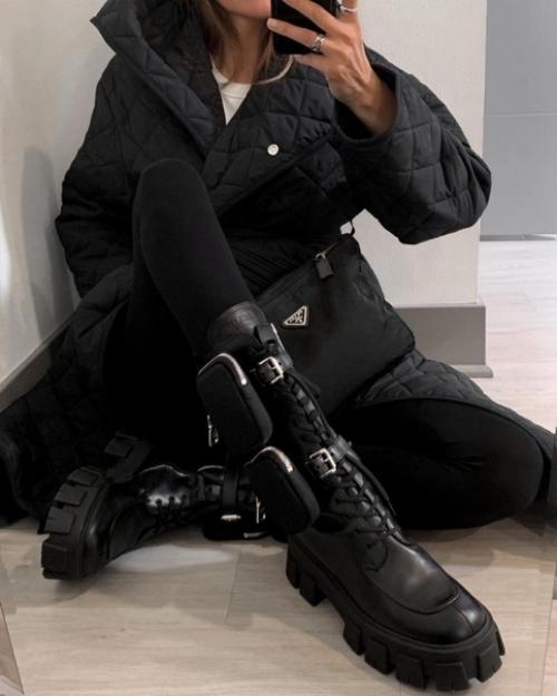 Актуальные сапоги на массивной подошве стилисты предлагают нам носить как с женственными, так и базовыми нарядами. 02