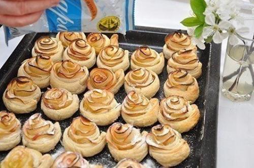 Розы из яблок в тесте. 08