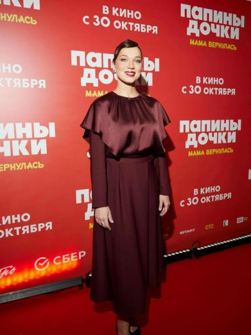 В кинотеатре Октябрь режиссер Анатолий колиев представил публике фильм папины дочки. 09