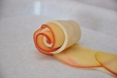 Розы из яблок в тесте. 06