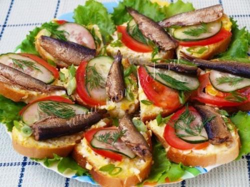 Праздничные бутерброды со шпротами.