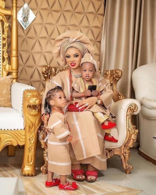 Как выглядят 81-летний африканский король и его 22-летняя жена. 01