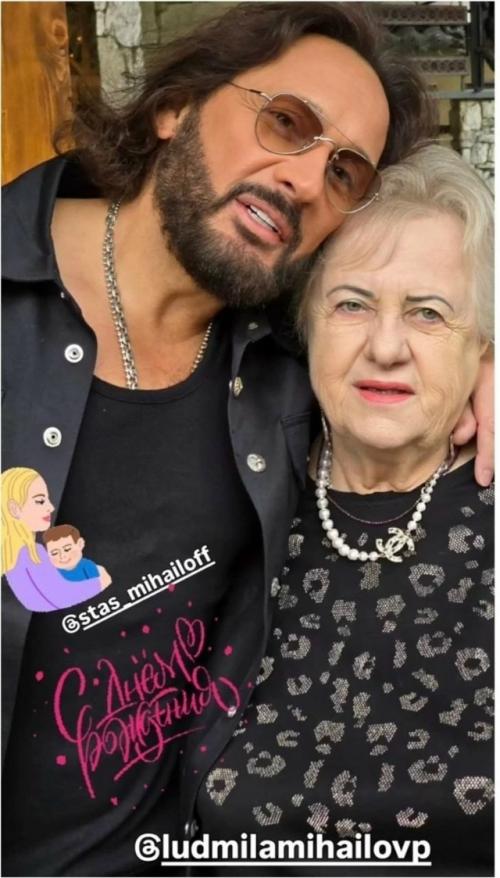 Стас Михайлов организовал для мамы праздник в русском стиле в честь её 87-летия. 

