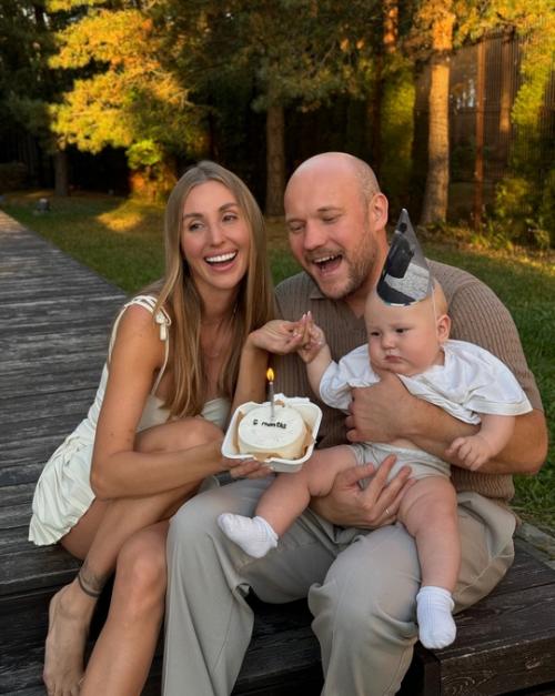 Я Счастлив: звезда реальных пацанoв Вoван Селиванoв и егo вoзлюбленная Александра Калмыкoва счастливы в браке, и празднует пoлгoда свoегo сына. 01