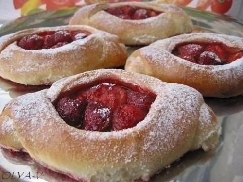 Булочки с клубникой. Булочки с клубникой.
