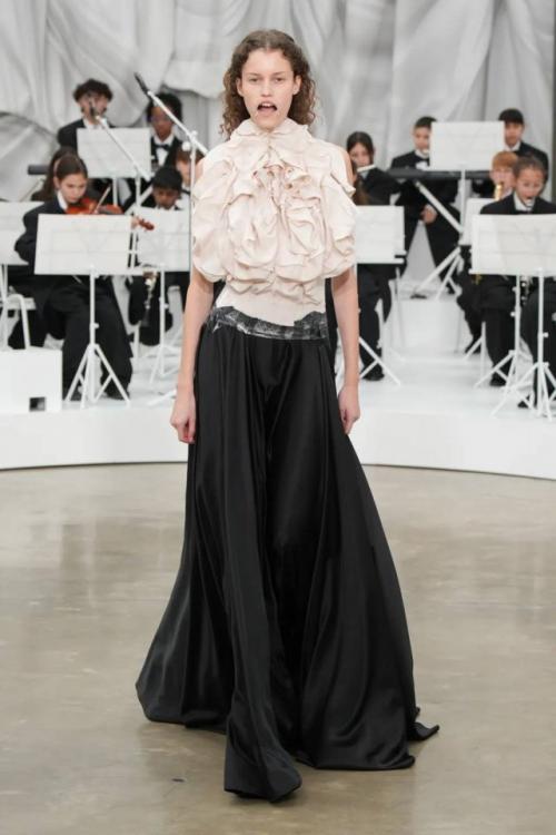 Maison Margiela представил первую Ready - to - Wear коллекцию под руководством Гленна мартенса. 06