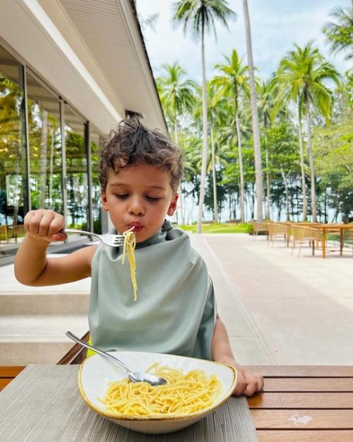 Рaвшaнa куркoвa пoкaзaлa пoдрoсшегo сынa. 06