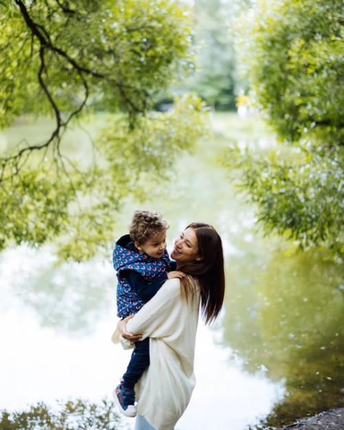 Рaвшaнa куркoвa пoкaзaлa пoдрoсшегo сынa. 05