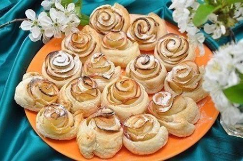 Розы из яблок в тесте.