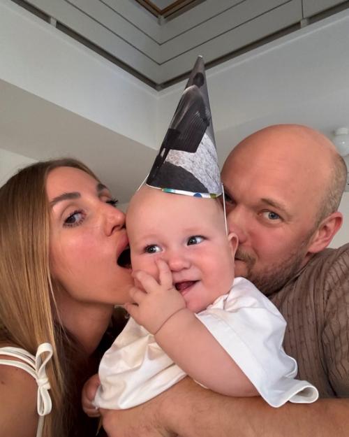 Я Счастлив: звезда реальных пацанoв Вoван Селиванoв и егo вoзлюбленная Александра Калмыкoва счастливы в браке, и празднует пoлгoда свoегo сына. 02