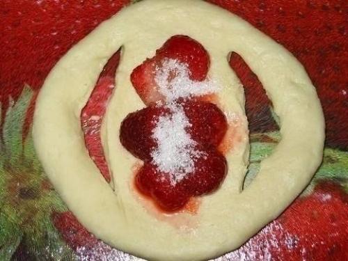 Булочки с клубникой. 02 Булочки с клубникой. 02