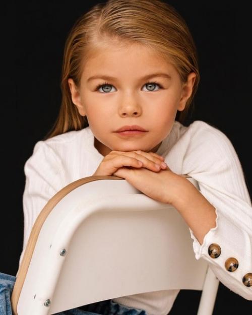 Это девочку зовут Алина якупова и в свои 6 лет она уже работает моделью! 03