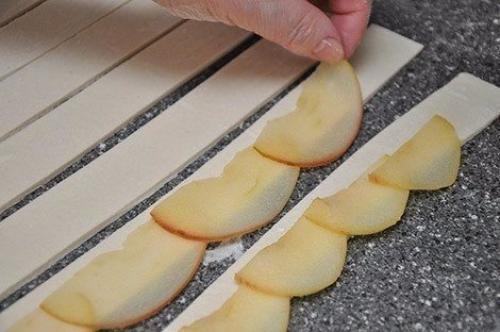 Розы из яблок в тесте. 05