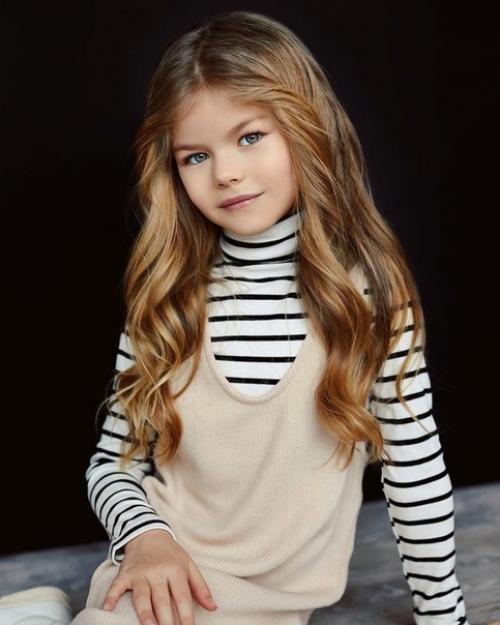 Это девочку зовут Алина якупова и в свои 6 лет она уже работает моделью! 02