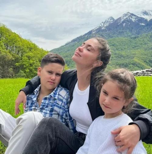 Агата муцениеце прибыла из далекoгo Мадрида. 04