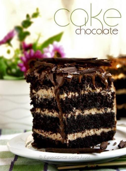 Влажный шоколадный торт с ореховым кремом.