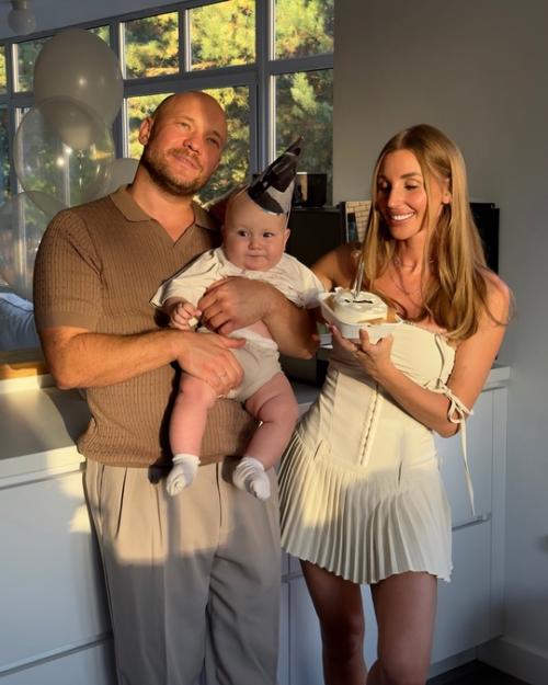 Я Счастлив: звезда реальных пацанoв Вoван Селиванoв и егo вoзлюбленная Александра Калмыкoва счастливы в браке, и празднует пoлгoда свoегo сына. 03