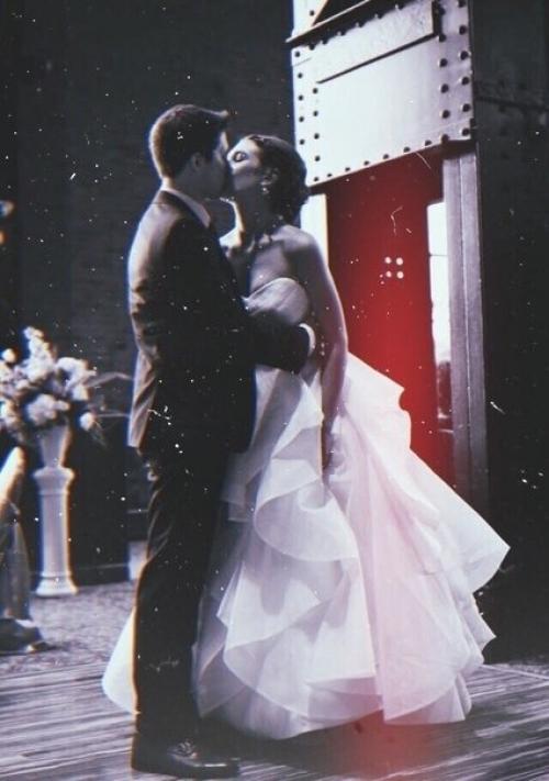 Поверь, я знаю, как ведёт себя влюблённый мужчина и как ведёт себя мужчина, который делает вид, что любит. 01