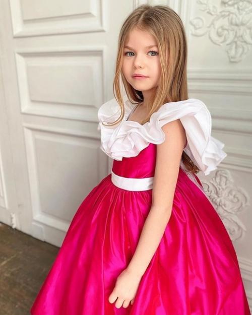 Это девочку зовут Алина якупова и в свои 6 лет она уже работает моделью! 04