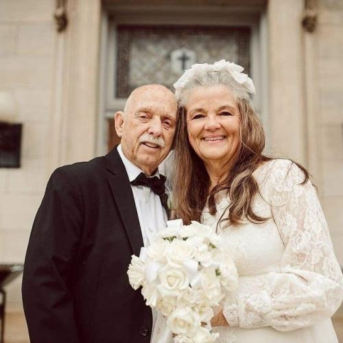 Пожилые супруги повторили свадебную фотосессию спустя 50 лет, напомнив о самом важном в жизни. 09