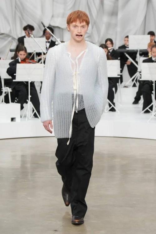 Maison Margiela представил первую Ready - to - Wear коллекцию под руководством Гленна мартенса. 02