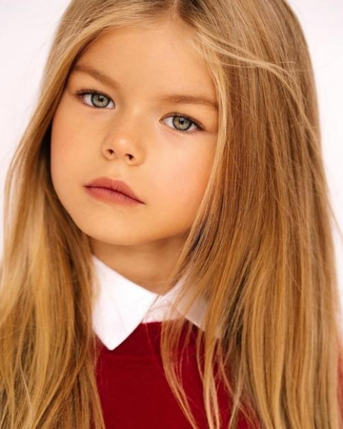 Это девочку зовут Алина якупова и в свои 6 лет она уже работает моделью! 01