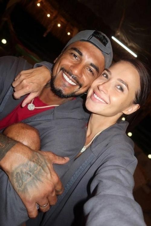 Сочувствуем жене Натана - в сети появились новые кадры гуляющего рэпера с лерчек. 01