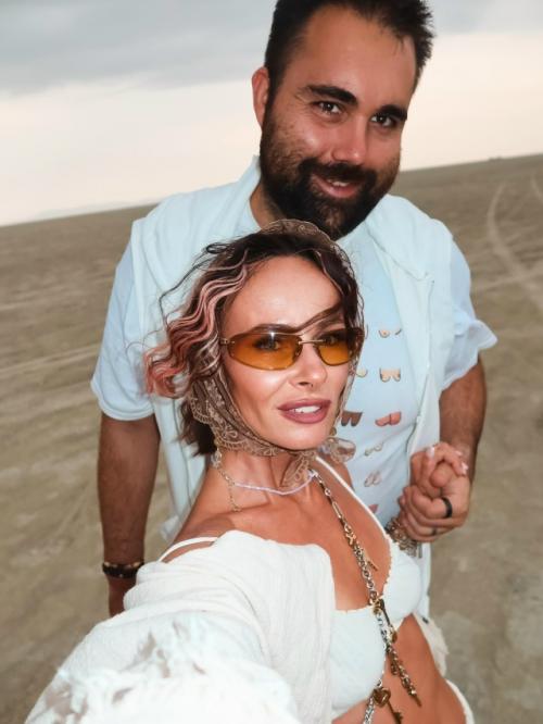 Многодетная мать Саша зверева демонстрирует перерастянутую кожу и канаты мышц. 01