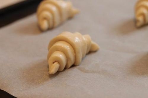 Французские круассаны.  Круассаны на завтрак - это классика. 05