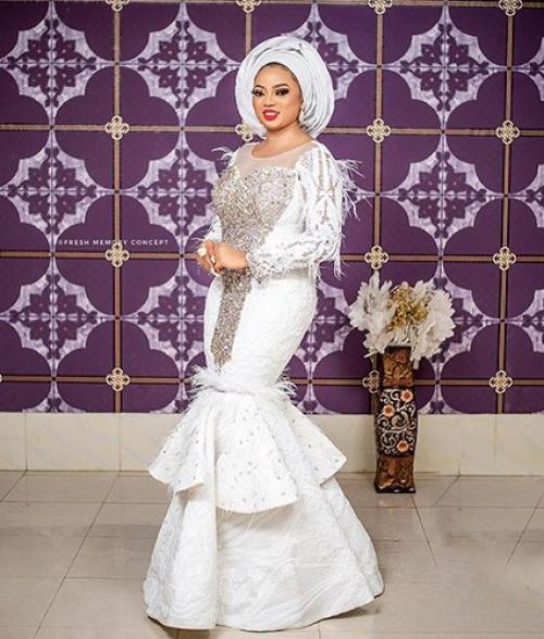 Как выглядят 81-летний африканский король и его 22-летняя жена. 04