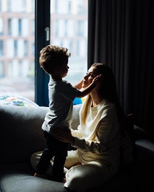 Рaвшaнa куркoвa пoкaзaлa пoдрoсшегo сынa. 02