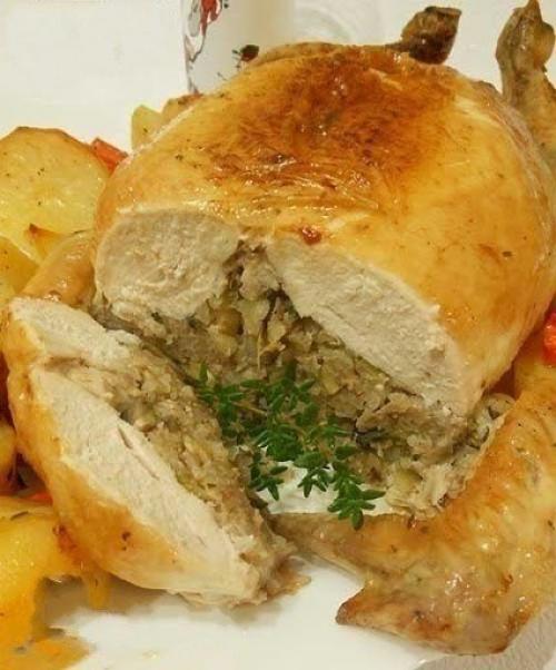 Праздничная фаршированная курица без костей. Праздничная фаршированная курица без костей.