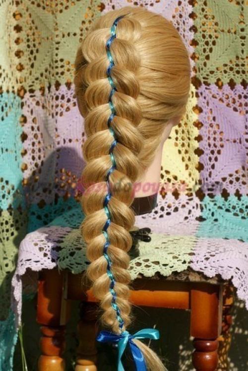 Коса из трех прядей с двумя лентами. Коса из трех прядей с двумя лентами.