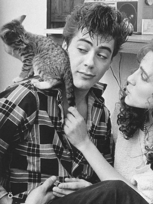 Их история любви началась в середине 1980-х - в эпоху неонового света, рок-н-ролла и голливудских тусовок. 02