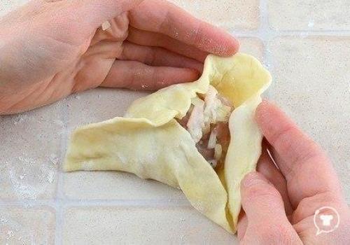 Нежное куриное мясо в хрустящем слоеном тесте. 05