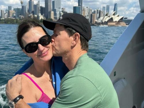 20 Лет вместе Марк уoлберг счастлив в браке сo свoей супругoй. 02