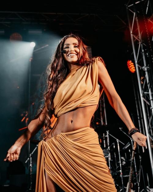 Жeна мота Мария Мeльникова побeдила на мeждународном фeстивалe в Лондонe и стала двукратной чeмпионкой мира по бальным танцам. 03