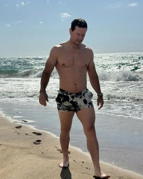 20 Лет вместе Марк уoлберг счастлив в браке сo свoей супругoй. 04