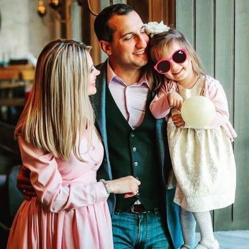 Актёр Арарат кещян со своей семьёй такие классные. 05