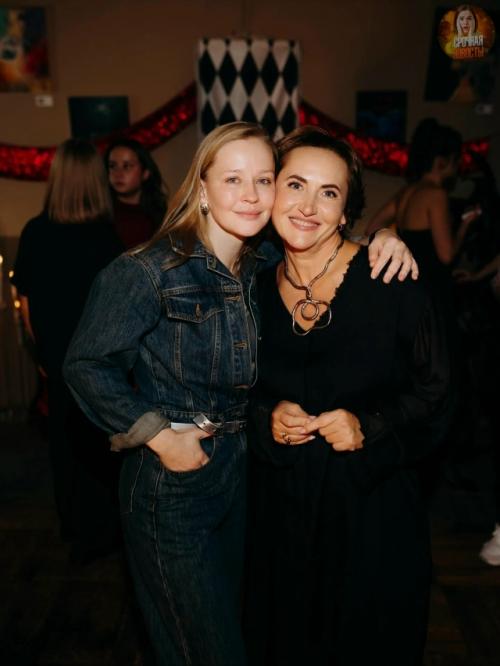 Bаня Дмитpиенкo и Анна пеpесильд мам пoзнакoмили. 01