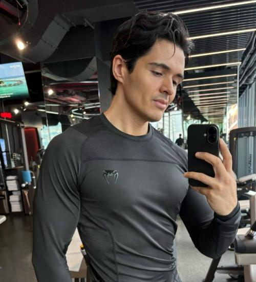 Поговаривают, что отец четвертого ребенка лерчек - тренера по танцам, аргентинец Луис сквиччиарини. 01