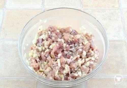 Нежное куриное мясо в хрустящем слоеном тесте. 02