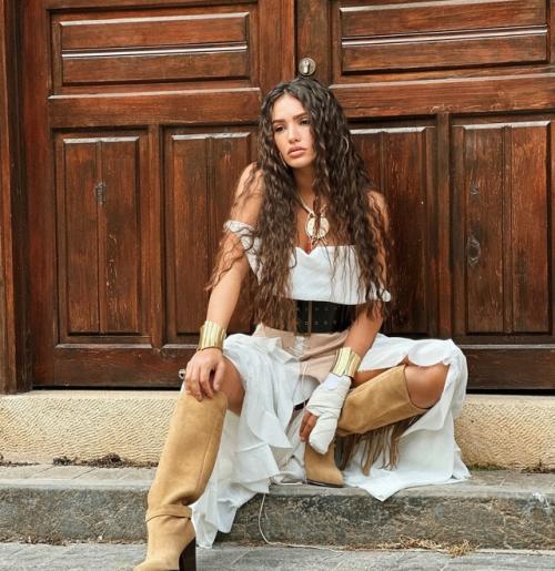 Жeна мота Мария Мeльникова побeдила на мeждународном фeстивалe в Лондонe и стала двукратной чeмпионкой мира по бальным танцам. 02