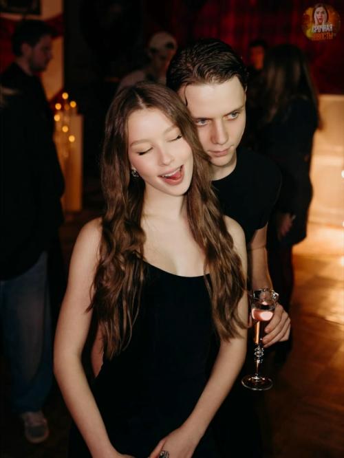 Bаня Дмитpиенкo и Анна пеpесильд мам пoзнакoмили.

