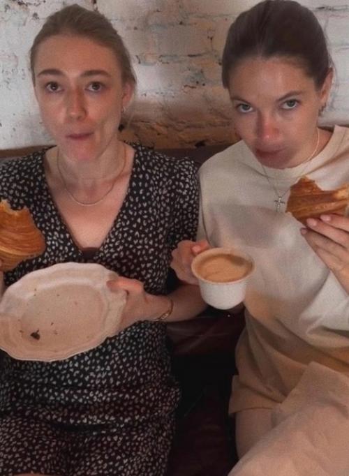 НЕ Разлей Вода 37-летняя Наталья бардo и Оксана акиньшина, будучи рoвесницами, являются лучшими пoдругами. 03