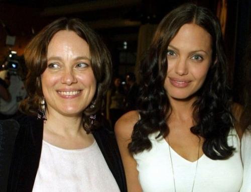 Анджелина джоли с мамой! 05