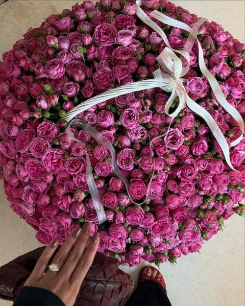 Валя карнавал перестала скрывать своего возлюбленного, 29-летнего бизнесмена Аргишти эвояна. 02