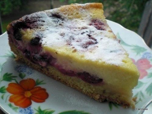 Песочный ягодный пирог со сметанной заливкой.