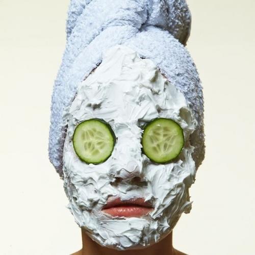 Осенью и зимой кожа теряет влагу быстрее: холодный воздух снаружи и сухой - в помещениях делают своё дело. 02